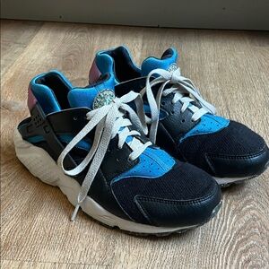 ✨ Nike Kids Black & Blue Sneakers – Size 6 ✨